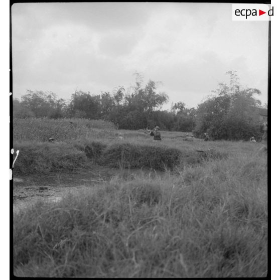 Des légionnaires du 5e REI (régiment étranger d'infanterie) embusqués en position de tir au cours d'une opération sur la route entre Hanoï et Haïphong.