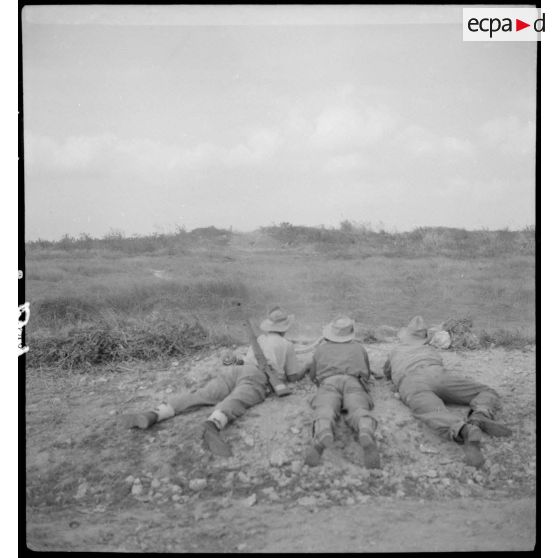 Des légionnaires du 5e REI (régiment étranger d'infanterie) embusqués en position de tir au cours d'une opération sur la route entre Hanoï et Haïphong.