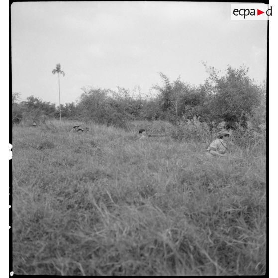 Des légionnaires du 5e REI (régiment étranger d'infanterie) embusqués en position de tir au cours d'une opération sur la route entre Hanoï et Haïphong.