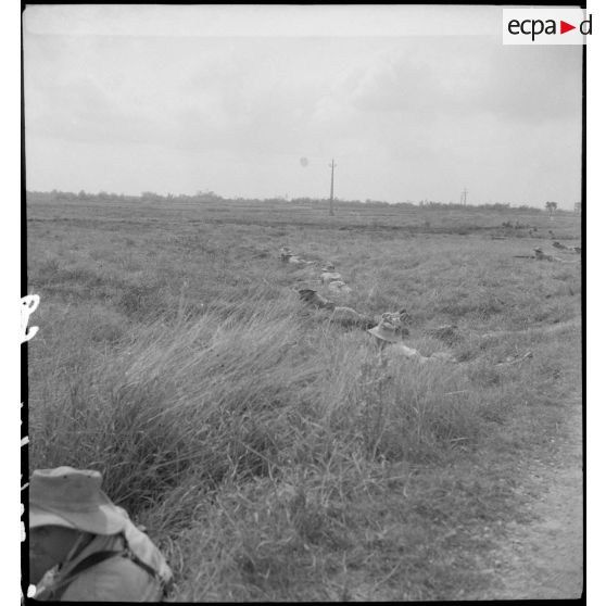 Des légionnaires du 5e REI (régiment étranger d'infanterie) embusqués en position de tir au cours d'une opération sur la route entre Hanoï et Haïphong.