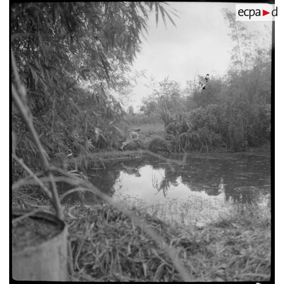 Des légionnaires du 5e REI sont embusqués près d'une mare aux abords d'un village, au cours d'une opération sur la route entre Hanoï et Haïphong.