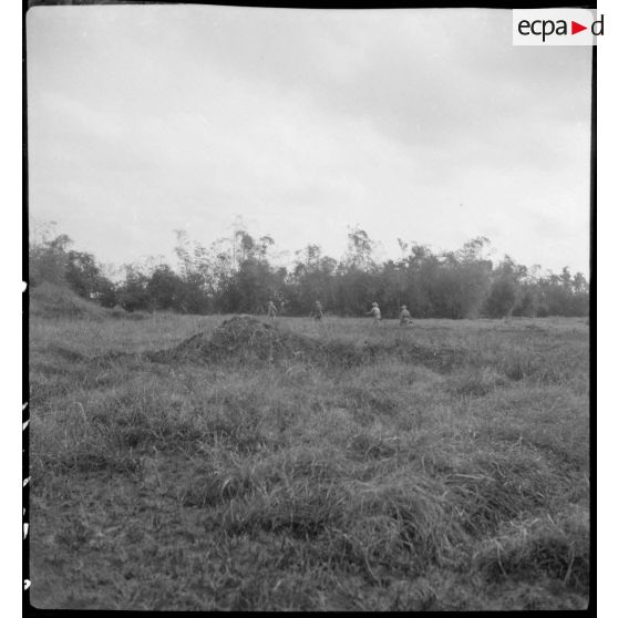 Des légionnaires du 5e REI (régiment étranger d'infanterie) progressent au cours d'une opération sur la route entre Hanoï et Haïphong.