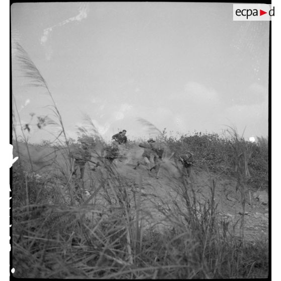 Des légionnaires du 5e REI (régiment étranger d'infanterie) montent à l'assaut au cours d'une opération sur la route entre Hanoï et Haïphong.