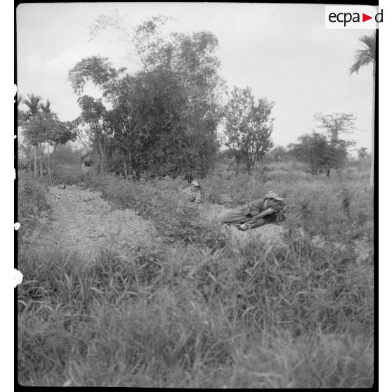 Des légionnaires du 5e REI (régiment étranger d'infanterie) embusqués au cours d'une opération sur la route de Hanoï-Haïphong, dont un en position de tir.