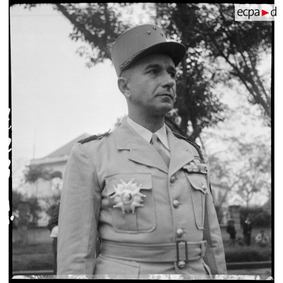 Le général Alessandri, décoré des insignes de grand-officier de la Légion d'honneur au cours d'une prise d'armes à Hanoï.