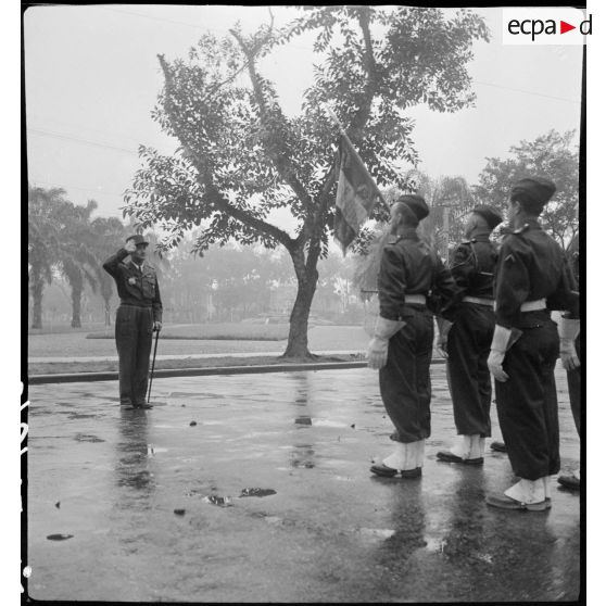 Salut au drapeau par le général Carpentier, commandant en chef en Indochine, au cours d'une prise d'armes à Hanoï.