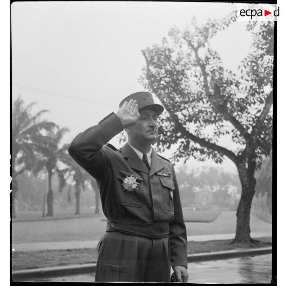 Le général Carpentier, commandant en chef en Indochine, salue le drapeau au cours d'une prise d'armes à Hanoï.