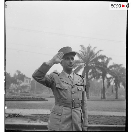 Le général Alessandri, commandant la zone opérationnelle du Tonkin, salue un drapeau au cours d'une prise d'armes à Hanoï.