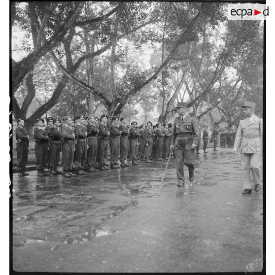 Revue des troupes par le général Carpentier et le général Alessandri au cours d'une prise d'armes à Hanoï.