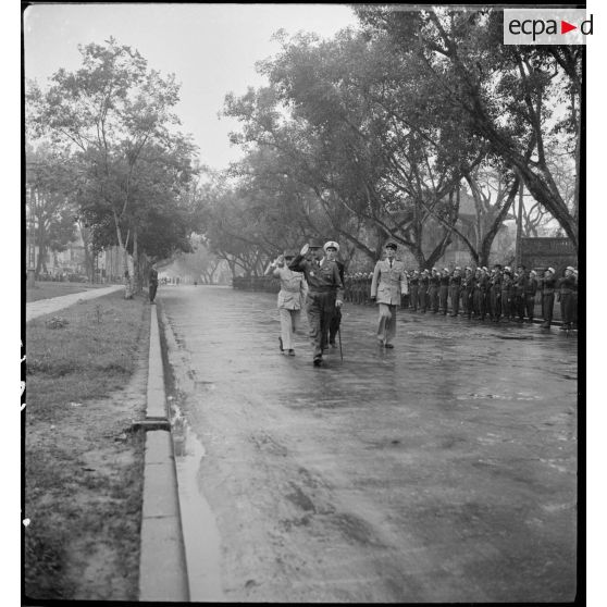 Revue des troupes par le général Carpentier, commandant en chef en Indochine, et le général Alessandri, commandant la zone opérationnelle du Tonkin, au cours d'une prise d'armes à Hanoï.