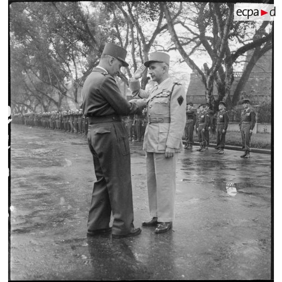 Le général  Alessandri, commandant la zone opérationnelle du Tonkin, est fait grand officier de la Légion d'honneur par le général Carpentier, commandant en chef en Indochine, au cours d'une prise d'armes à Hanoï.