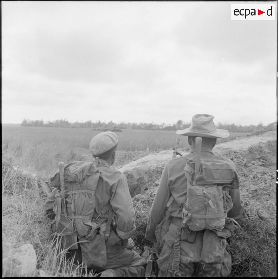 Soldats indochinois du 8e bataillon de parachutistes colonliaux (8e BPC) ebusqués à proximité du village d'An Binh.