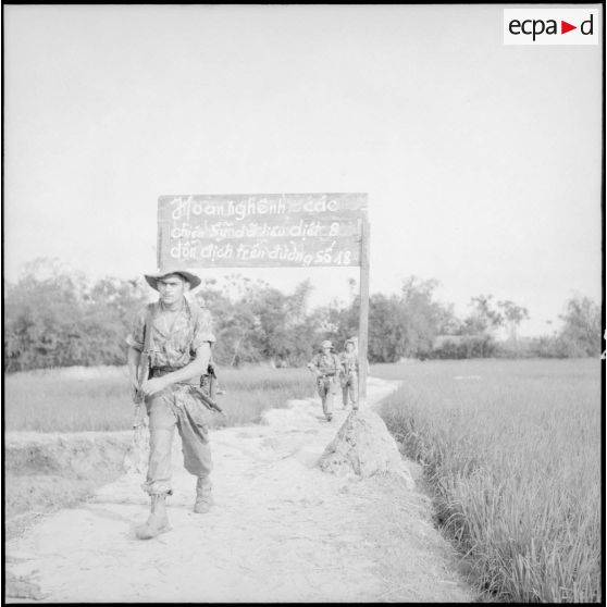 Arrivée de parachutistes au village d'An Lao au cours de l'opération Méduse. Les premiers éléments pénètrent prudemment et fouillent toutes les maisons.