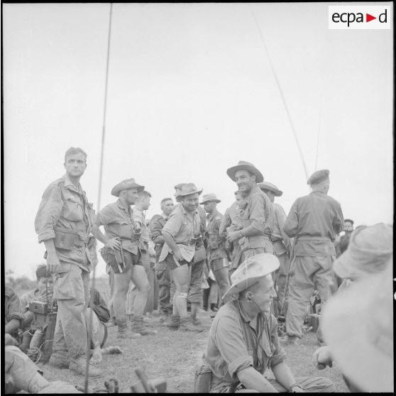 Les troupes franco-vietnamiennes sont regroupées sur une rive au cours de l'opération Méduse, attendant les derniers éléments avant de progresser vers un village.