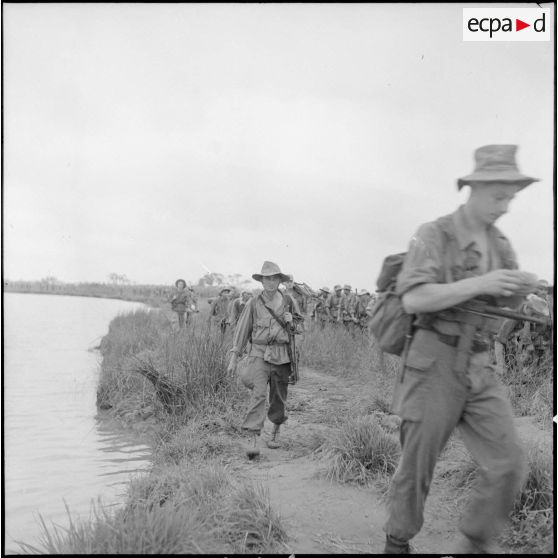 Après leur débarquement près du poste de Cui Loc, les troupes franco-vietnamiennes progressent vers l'intérieur des terres.