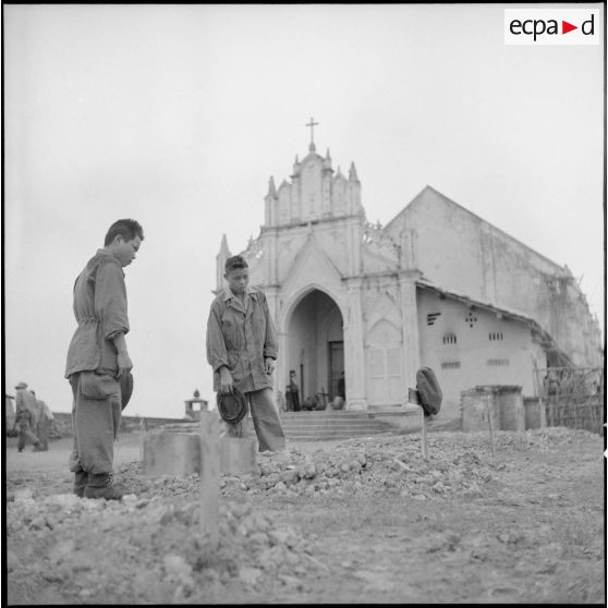 Tombes devant l'église de Mao Khé.