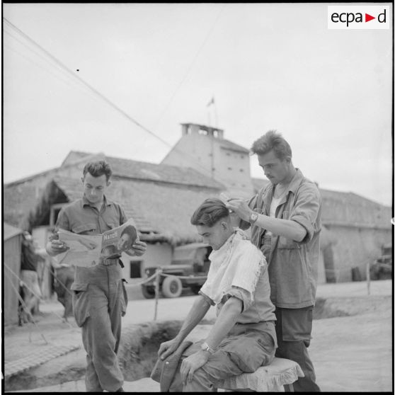 Coupe de cheveux par le coiffeur de Dong Trieu.