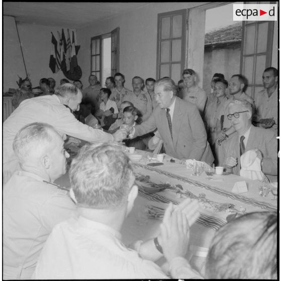 Le général de Lattre de Tassigny, commandant en chef en Indochine et Tran Van Huu, président du conseil des ministres de l'Etat du Vietnam, portent un toast à la fin du repas à Vinh Yen.