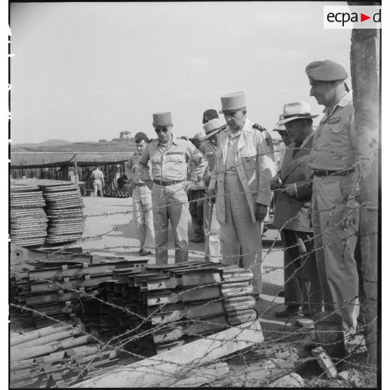 Le général de Lattre de Tassigny, commandant en chef en Indochine et Tran Van Huu, président du conseil des ministres de l'Etat du Vietnam, inspectent le poste lors d'une visite officielle à Vinh Yen.