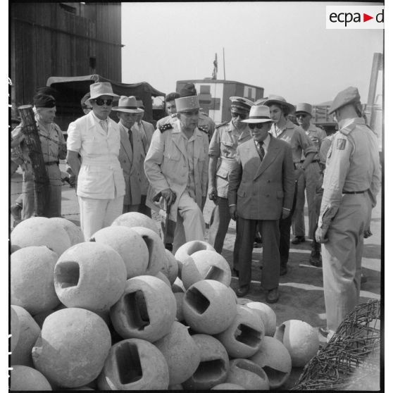 Le général de Lattre de Tassigny, commandant en chef en Indochine et Tran Van Huu, président du conseil des ministres de l'Etat du Vietnam, inspectent le poste lors d'une visite officielle à Vinh Yen.