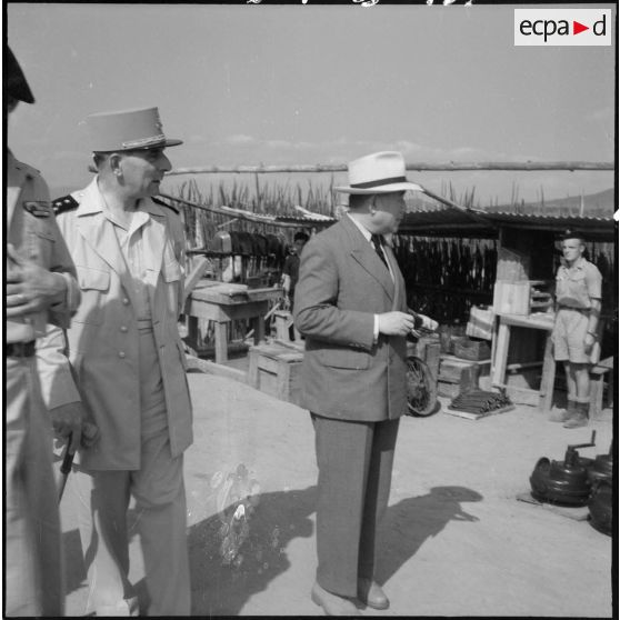 Le général de Lattre de Tassigny, commandant en chef en Indochine et Tran Van Huu, président du conseil des ministres de l'Etat du Vietnam, inspectent le poste lors d'une visite officielle à Vinh Yen.