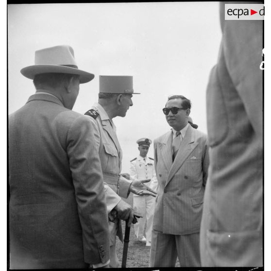 Le général de Lattre de Tassigny, commandant en chef en Indochine et Tran Van Huu, président du conseil des ministre de l'Etat du Vietnam, saluent des notables vietnamiens au cours d'une prise d'armes sur le terrain d'aviation de Vinh Yen.