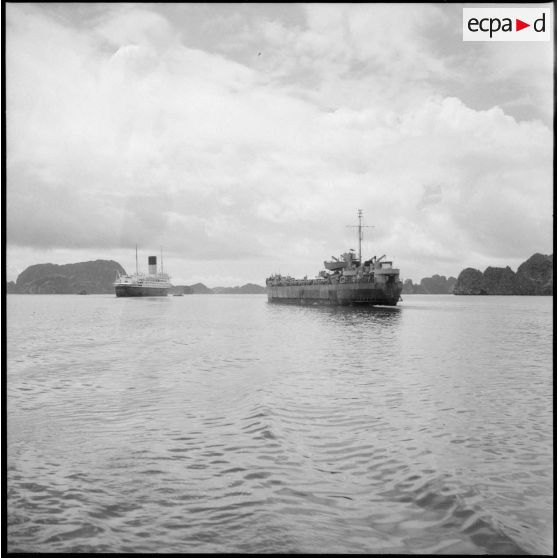 Le "Pasteur" et le LCT "l'Adour" en baie d'Along.