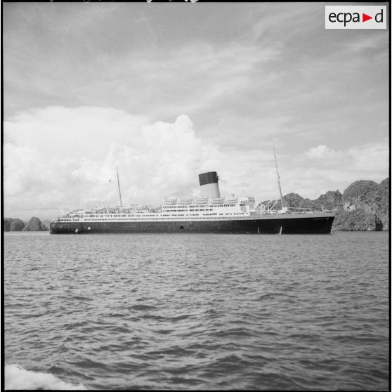 Le "Pasteur" dans la passe Henriette de la baie d'Along.