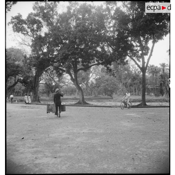 Un porteur dans un parc d'Hanoï.