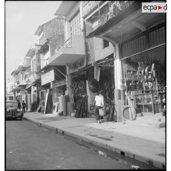 Etal dans une rue commerçante d'Hanoï.