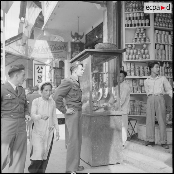 Parachutistes français devant une boutique d'Hanoï.