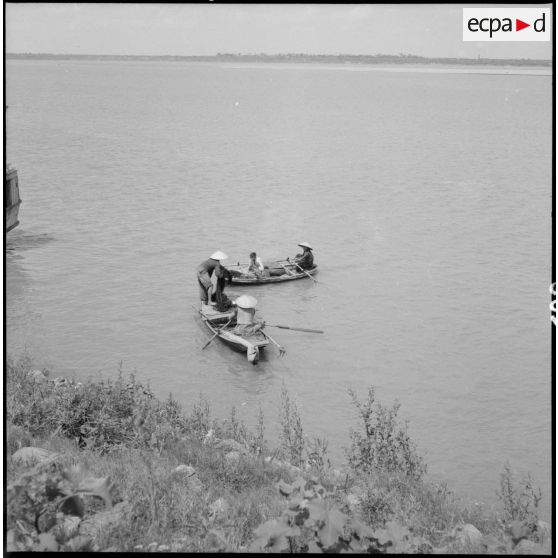 Barques de pêcheurs sur le fleuve Rouge.