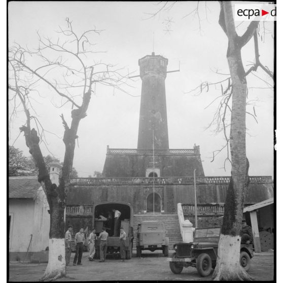 La citadelle d'Hanoï ; au premier plan, des soldats français.