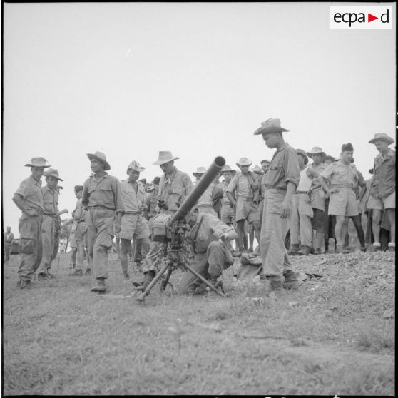 Démonstration et présentation d'un canon de 57 mm sur pied.