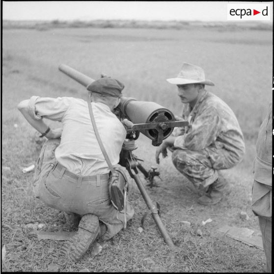 Démonstration et présentation d'un canon de 57 mm sur pied.