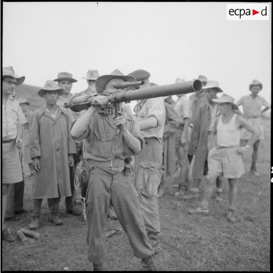 Présentation du canon de 57 mm sur l'épaule.