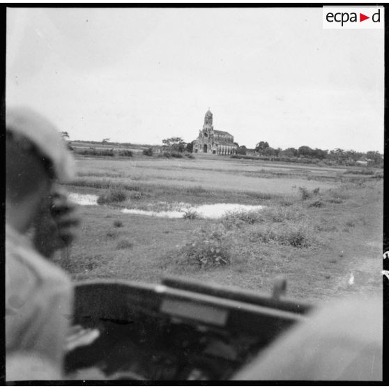 L'église de Ninh Binh vue depuis un char.