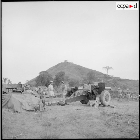 Groupe de soldats autour d'un canon de 155 médium.