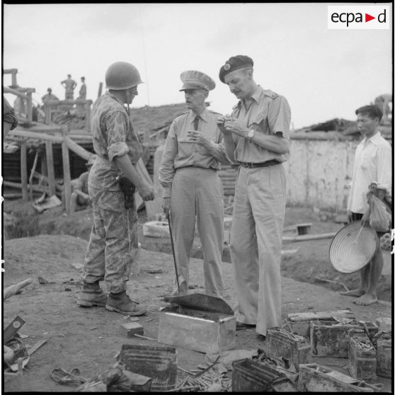 Deux officiers et un parachutiste.