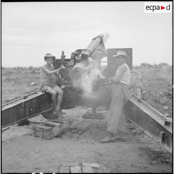 Après le tir, le canon de 155 médium fume encore.