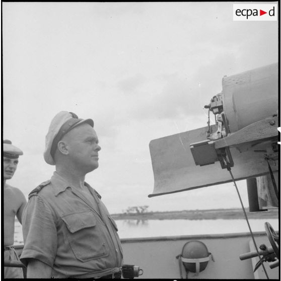 Un officier marinier en arrière d'une culasse d'un canon de 75 mm.