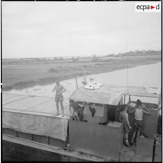 Soldats sur le pont d'un LCM.