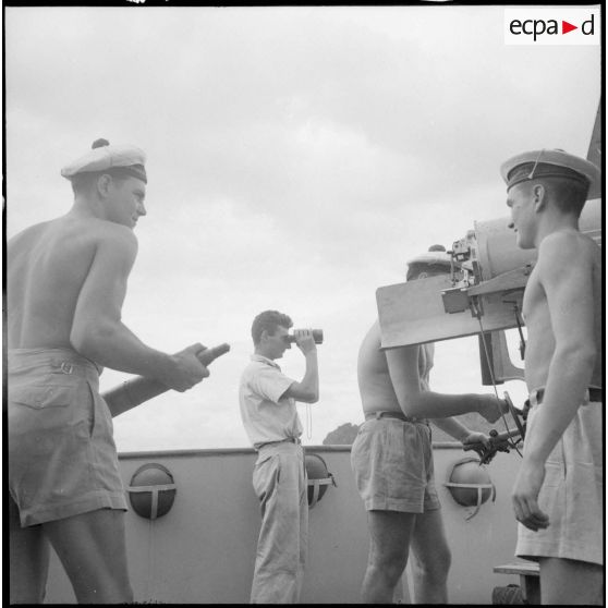 Un soldat se préparant à charger la culasse d'un canon de 75 mm.