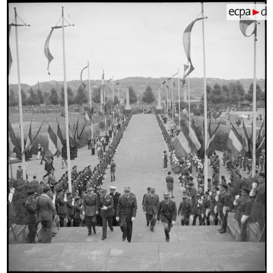 Arrivée des autorités militaires dans le stade.