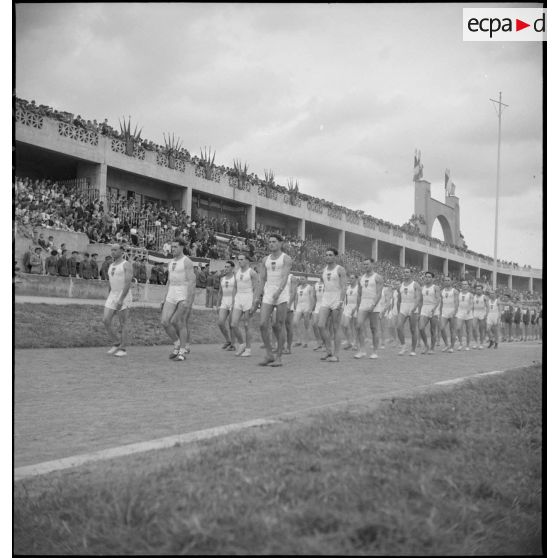 Défilé du régiment de sapeurs-pompiers de Paris dans le stade.