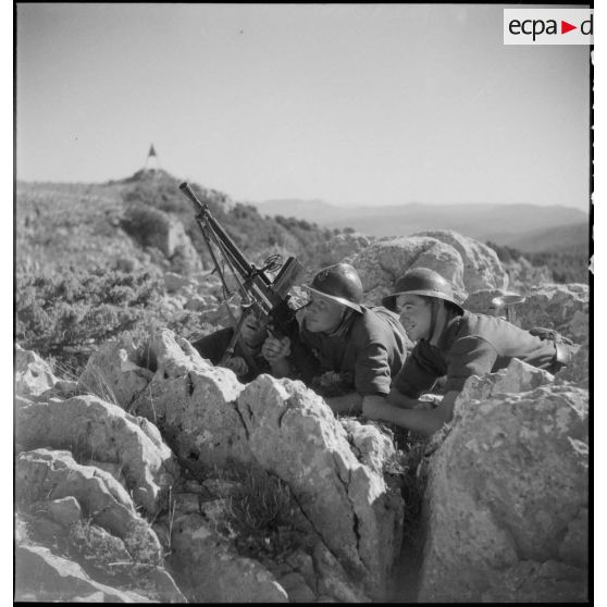 Servant d'un fusil-mitrailleur en tir anti-aérien du 3e groupe du 10e RAC.