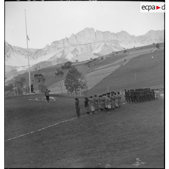 Cérémonie des couleurs au centre d'instruction de haute montagne du 6e BCA.