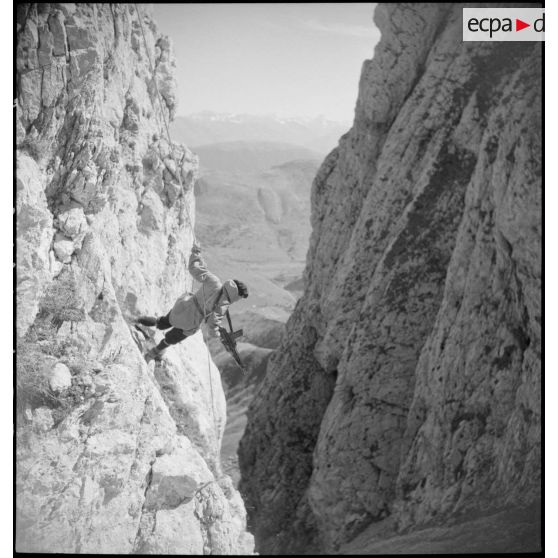 Tir au fusil-mitrailleur lors d'une descente en rappel d'un chasseur du 6e BCA.