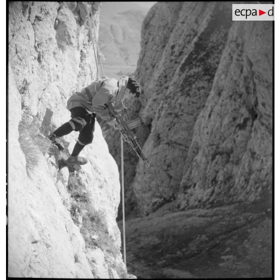 Tir au fusil-mitrailleur lors d'une descente en rappel d'un chasseur du 6e BCA.