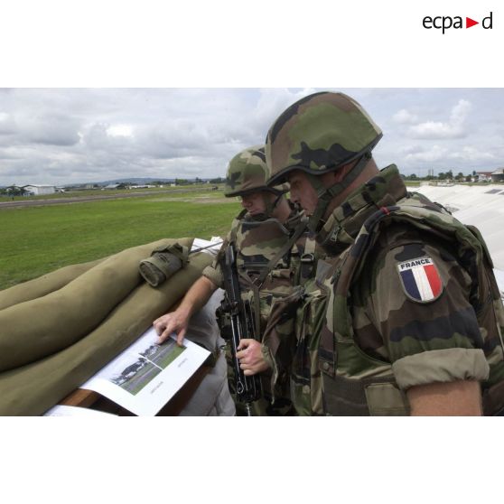 Exercice de renforcement de la protection sur le camp de N'Dolo par les militaires français. Ici, poste d'observation.